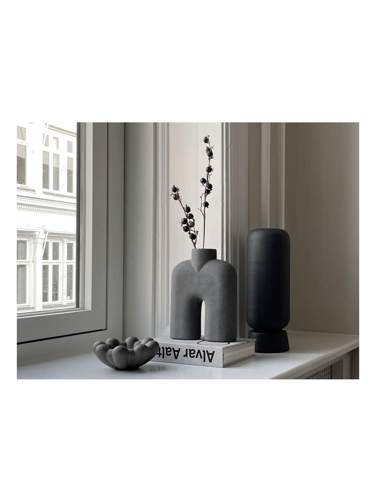 https://objectstorage.ap-seoul-1.oraclecloud.com/n/cnk6gaix2gpw/b/loqoqo-conv/o/101-copenhagen/cobra-vase-tall-mini-dark-grey/cobra-tall-mini-candle-holder-101-copenhagen2.jpg