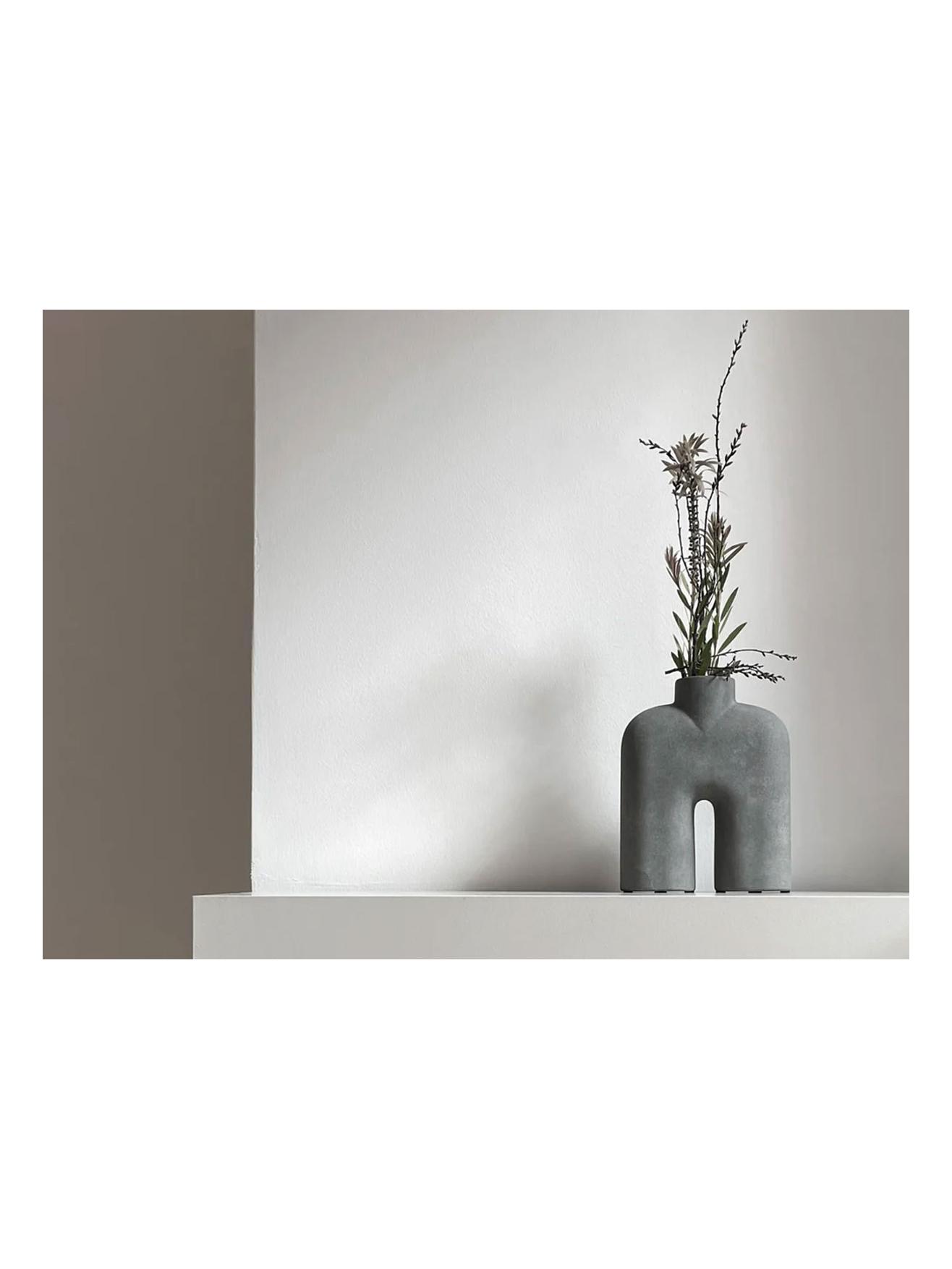https://objectstorage.ap-seoul-1.oraclecloud.com/n/cnk6gaix2gpw/b/loqoqo-conv/o/101-copenhagen/cobra-vase-tall-mini-dark-grey/cobra-tall-mini-candle-holder-101-copenhagen3.jpg