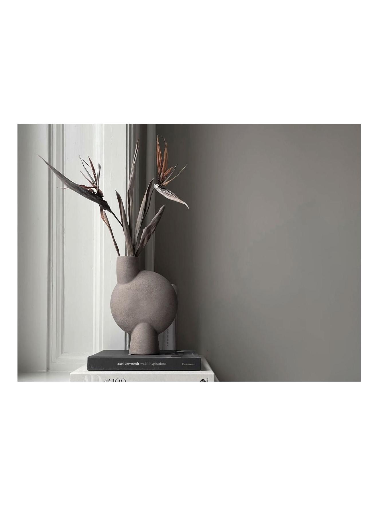 https://objectstorage.ap-seoul-1.oraclecloud.com/n/cnk6gaix2gpw/b/loqoqo-conv/o/101-copenhagen/sphere-vase-bubl-medio-taupe/sphere-vase-bubl-medio-taupe-101-copenhagen2.jpg