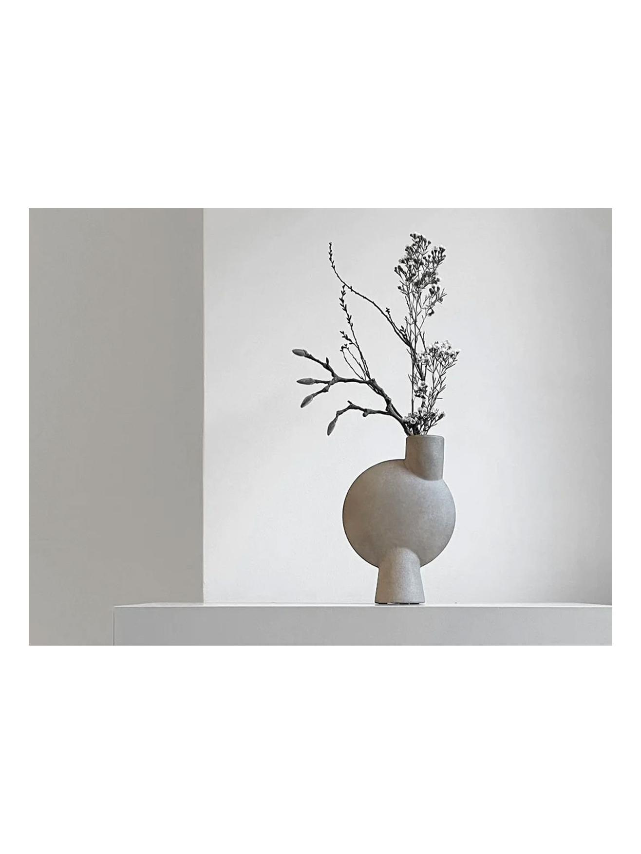https://objectstorage.ap-seoul-1.oraclecloud.com/n/cnk6gaix2gpw/b/loqoqo-conv/o/101-copenhagen/sphere-vase-bubl-medio-taupe/sphere-vase-bubl-medio-taupe-101-copenhagen3.jpg