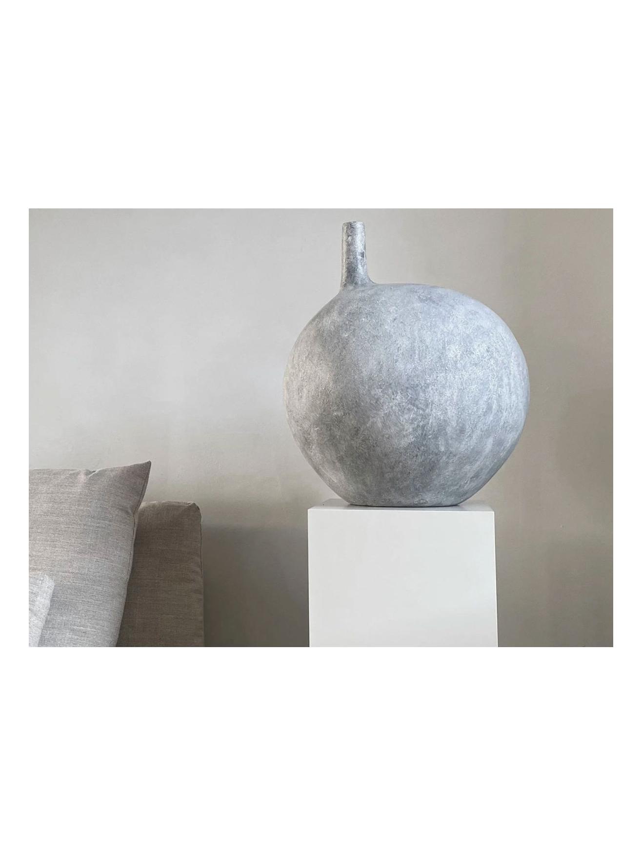 https://objectstorage.ap-seoul-1.oraclecloud.com/n/cnk6gaix2gpw/b/loqoqo-conv/o/101-copenhagen/submarine-vase-big-light-grey/submarine-vase-101-copenhagen3.jpg