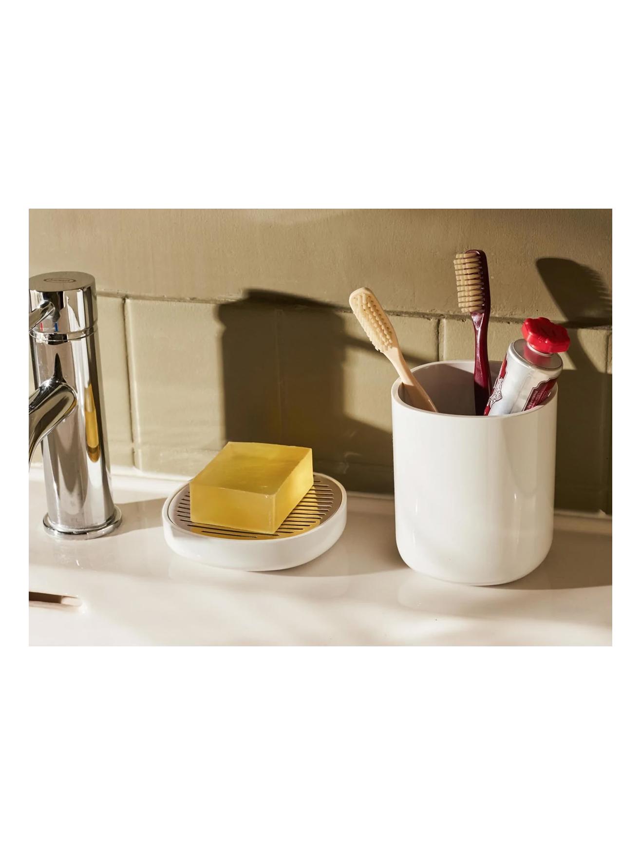 https://objectstorage.ap-seoul-1.oraclecloud.com/n/cnk6gaix2gpw/b/loqoqo-conv/o/alessi/birillo-soap-dish/ToothbrushBirilloAlessi_1.jpg