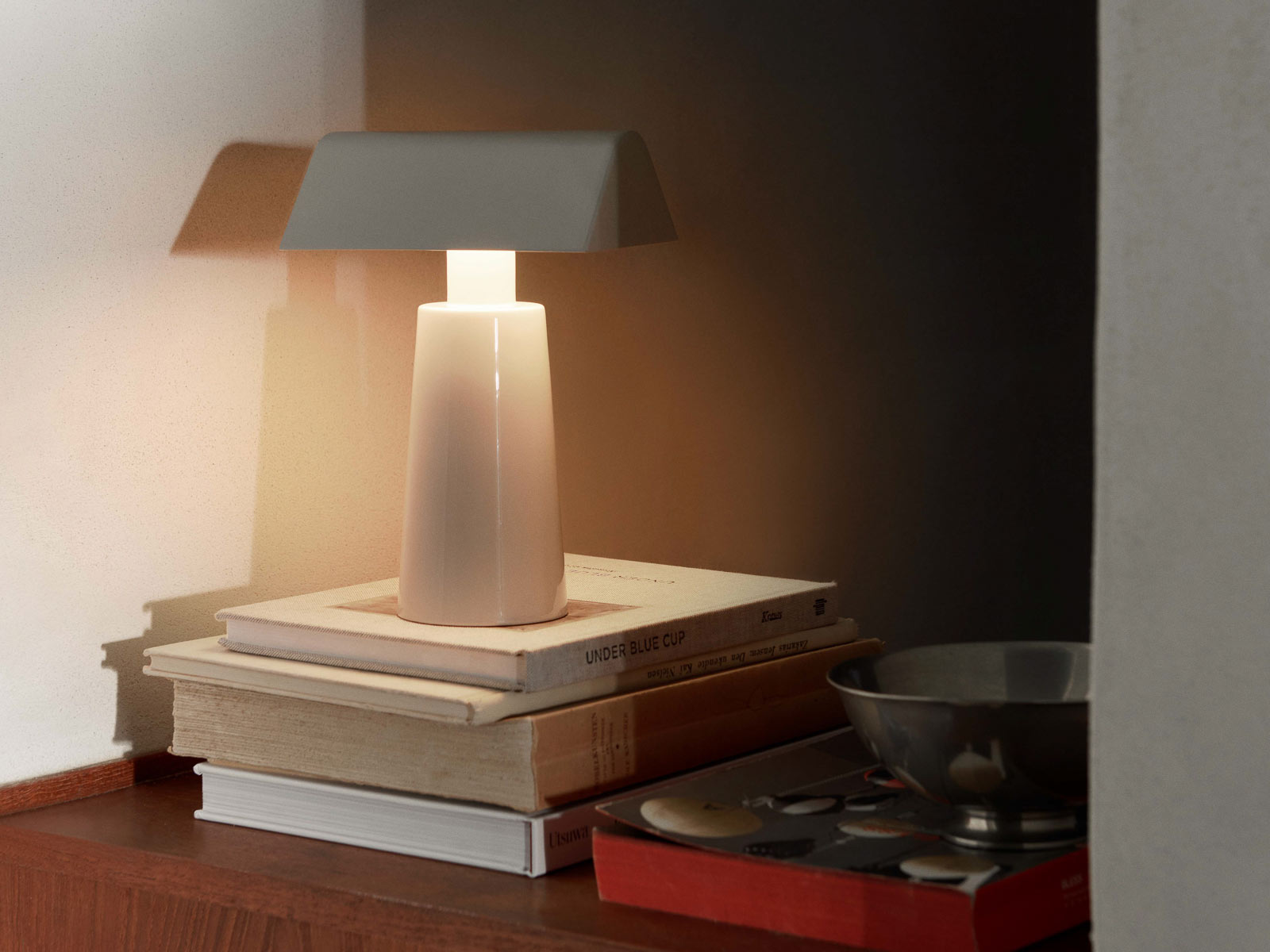 https://objectstorage.ap-seoul-1.oraclecloud.com/n/cnk6gaix2gpw/b/loqoqo-conv/o/and-tradition/caret-table-lamp/im3_18.jpg