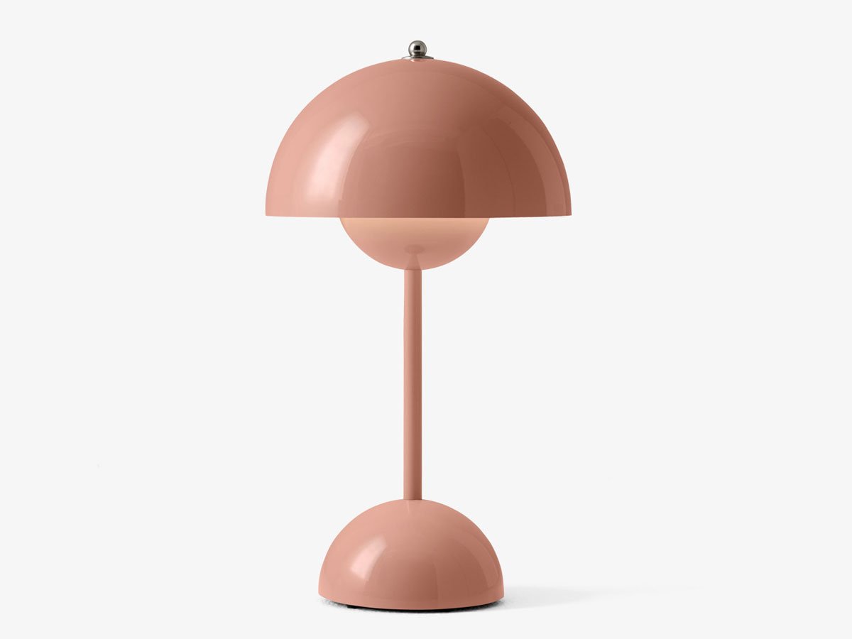 https://objectstorage.ap-seoul-1.oraclecloud.com/n/cnk6gaix2gpw/b/loqoqo-conv/o/and-tradition/flowerpot-vp-9-portable-table-lamp/beige-red_1_1.jpg