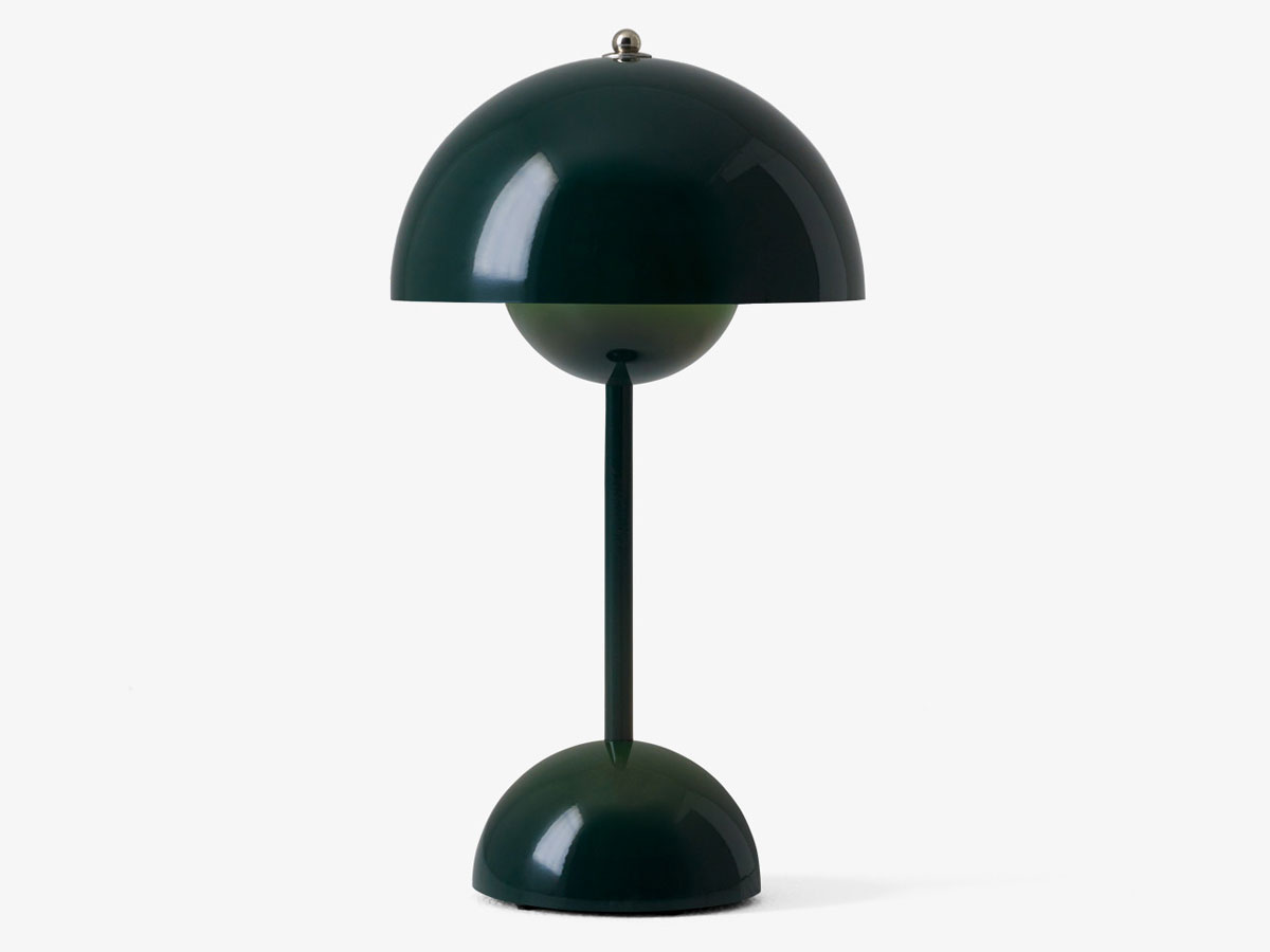 https://objectstorage.ap-seoul-1.oraclecloud.com/n/cnk6gaix2gpw/b/loqoqo-conv/o/and-tradition/flowerpot-vp-9-portable-table-lamp/dark-green_1_1.jpg