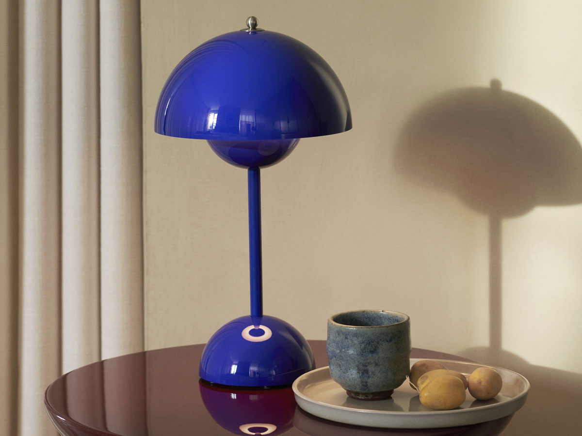 https://objectstorage.ap-seoul-1.oraclecloud.com/n/cnk6gaix2gpw/b/loqoqo-conv/o/and-tradition/flowerpot-vp-9-portable-table-lamp/flowerpotvp9cobalt.jpg