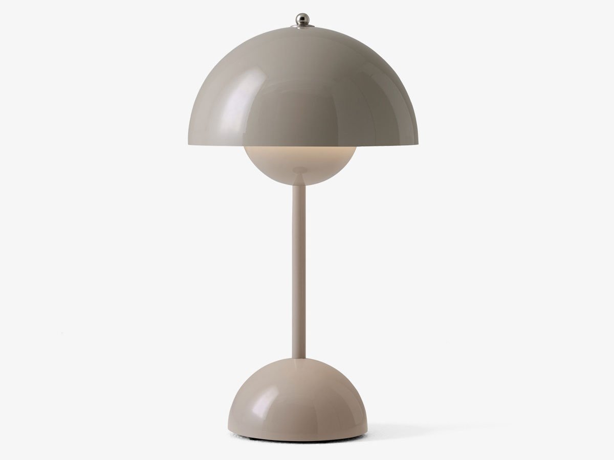 https://objectstorage.ap-seoul-1.oraclecloud.com/n/cnk6gaix2gpw/b/loqoqo-conv/o/and-tradition/flowerpot-vp-9-portable-table-lamp/grey-beige_1_1.jpg