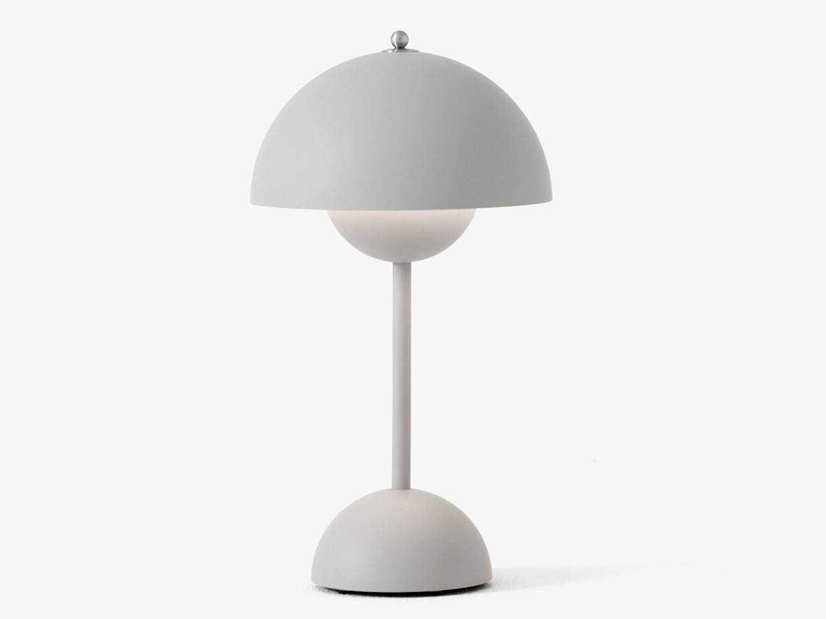 https://objectstorage.ap-seoul-1.oraclecloud.com/n/cnk6gaix2gpw/b/loqoqo-conv/o/and-tradition/flowerpot-vp-9-portable-table-lamp/matt-light-grey-flow.jpg