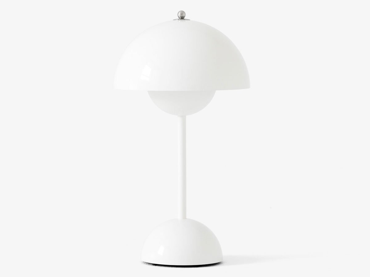https://objectstorage.ap-seoul-1.oraclecloud.com/n/cnk6gaix2gpw/b/loqoqo-conv/o/and-tradition/flowerpot-vp-9-portable-table-lamp/white-flowerpot-table.jpg
