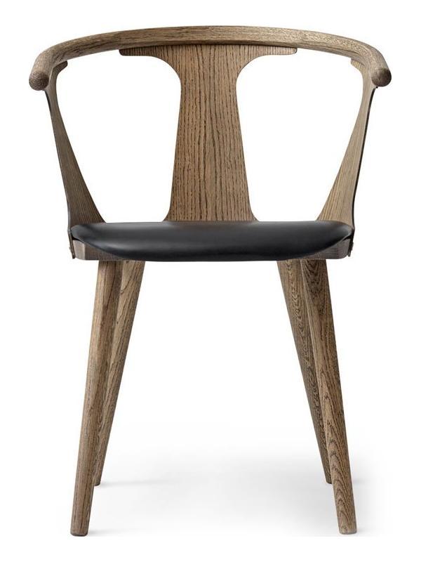 https://objectstorage.ap-seoul-1.oraclecloud.com/n/cnk6gaix2gpw/b/loqoqo-conv/o/and-tradition/in-between-chair-sk-2-upholstered-seat/in-between-sk2-chair-smoked-oiled-oak-black-silk-leather-and-tradition.jpg