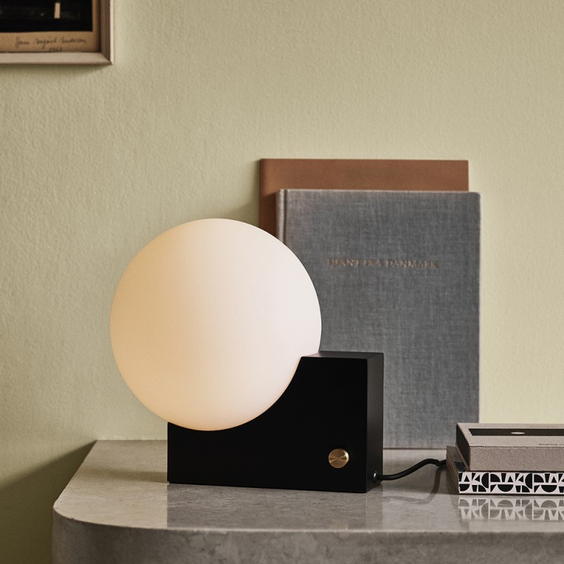 https://objectstorage.ap-seoul-1.oraclecloud.com/n/cnk6gaix2gpw/b/loqoqo-conv/o/and-tradition/journey-shy-1-dimmable-led-glass-table-lamp-for-indoor/64247.jpg