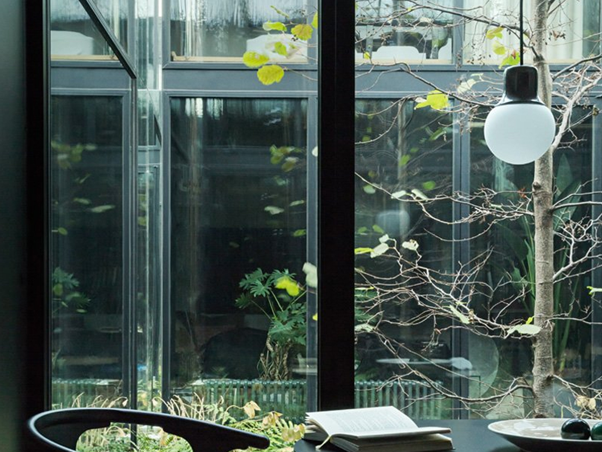 https://objectstorage.ap-seoul-1.oraclecloud.com/n/cnk6gaix2gpw/b/loqoqo-conv/o/and-tradition/mass-light-na-5-suspension-lamp/mass_light_environment_garden.jpg