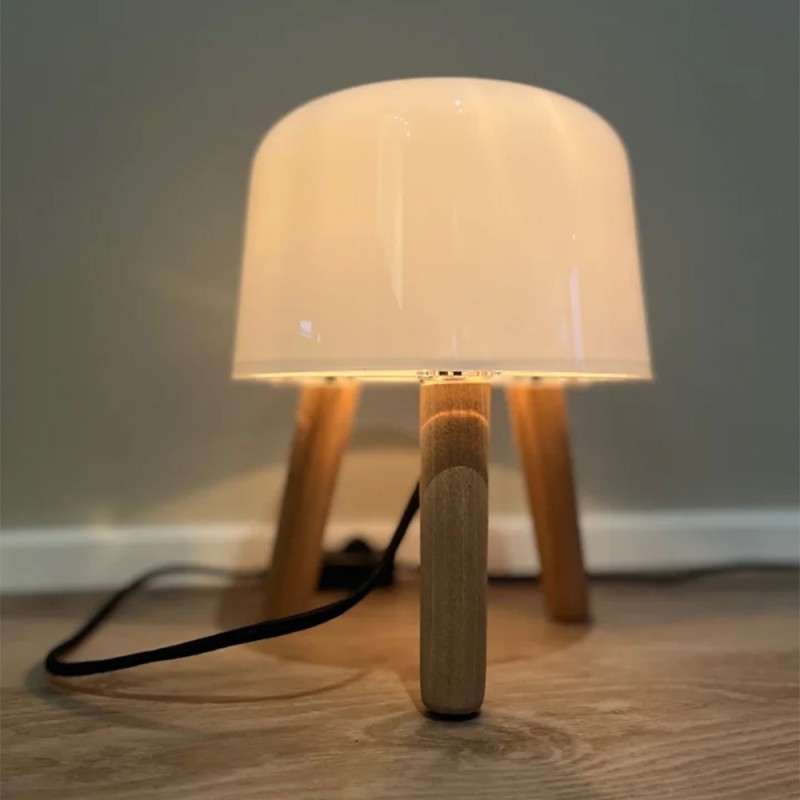 https://objectstorage.ap-seoul-1.oraclecloud.com/n/cnk6gaix2gpw/b/loqoqo-conv/o/and-tradition/milk-na-1-table-lamp-in-glass-and-wood/79219.jpg