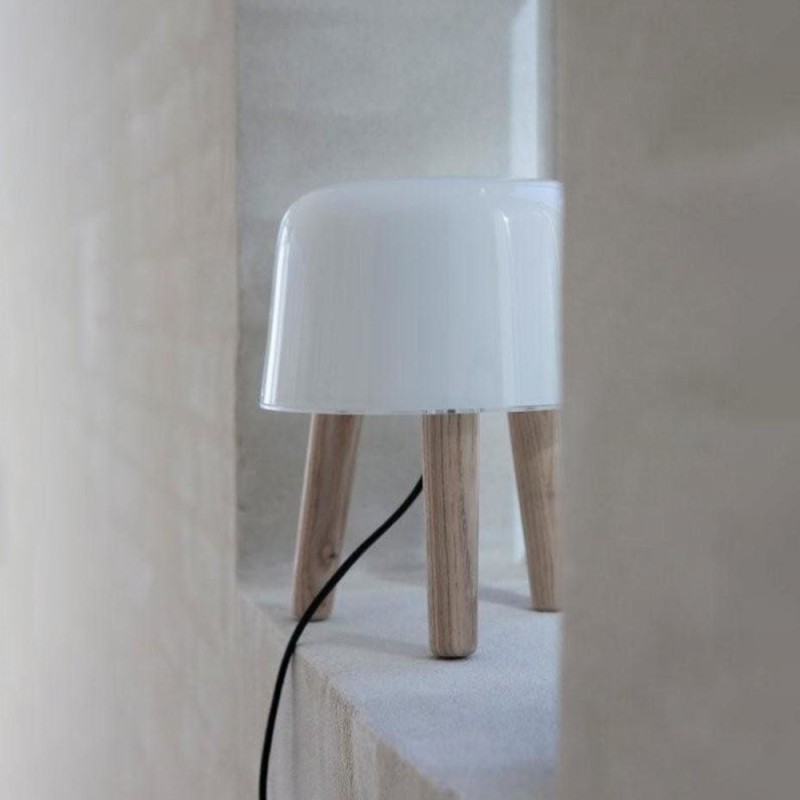 https://objectstorage.ap-seoul-1.oraclecloud.com/n/cnk6gaix2gpw/b/loqoqo-conv/o/and-tradition/milk-na-1-table-lamp-in-glass-and-wood/79220.jpg