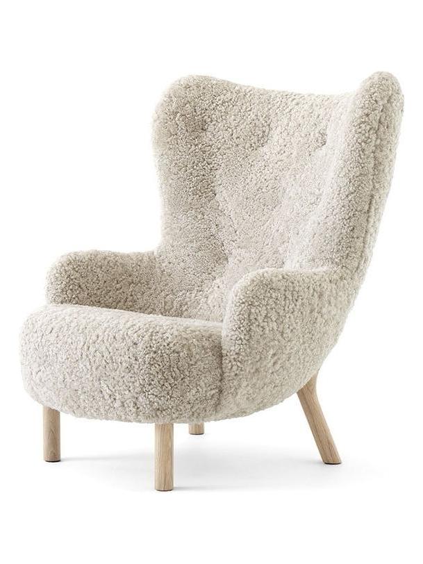 https://objectstorage.ap-seoul-1.oraclecloud.com/n/cnk6gaix2gpw/b/loqoqo-conv/o/and-tradition/petra-armchair/petra-armchair-tradition-sheepskin-moonlight-oak.jpg