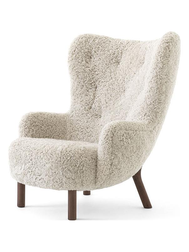 https://objectstorage.ap-seoul-1.oraclecloud.com/n/cnk6gaix2gpw/b/loqoqo-conv/o/and-tradition/petra-armchair/petra-armchair-tradition-sheepskin-moonlight-walnut.jpg