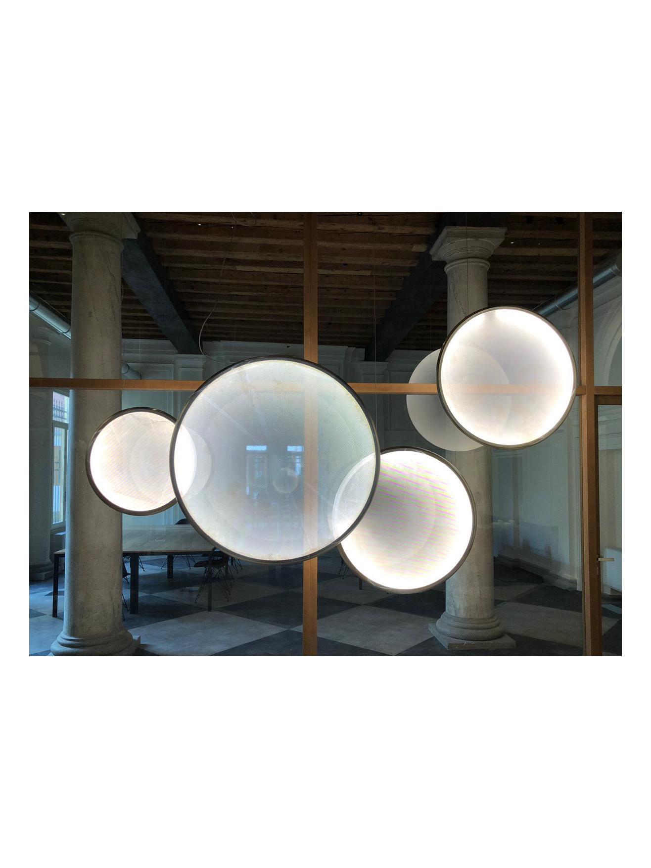 https://objectstorage.ap-seoul-1.oraclecloud.com/n/cnk6gaix2gpw/b/loqoqo-conv/o/artemide/discovery-vertical-100-suspension-lamp/o_suspension_collection.jpg