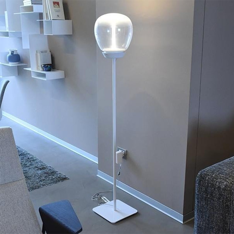 https://objectstorage.ap-seoul-1.oraclecloud.com/n/cnk6gaix2gpw/b/loqoqo-conv/o/artemide/empatia-floor-lamp-led-in-white-blown-glass/28305.jpg