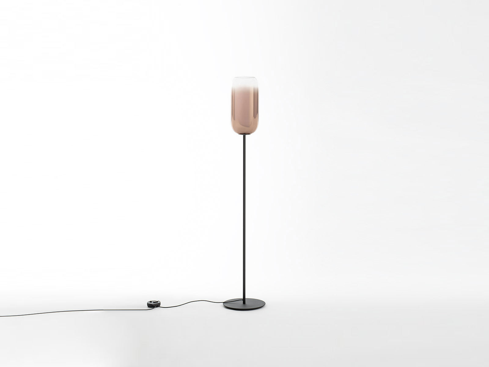 https://objectstorage.ap-seoul-1.oraclecloud.com/n/cnk6gaix2gpw/b/loqoqo-conv/o/artemide/gople-floor-lamp-black-structure/FloorGopleBlackCopperRameMohd.jpg