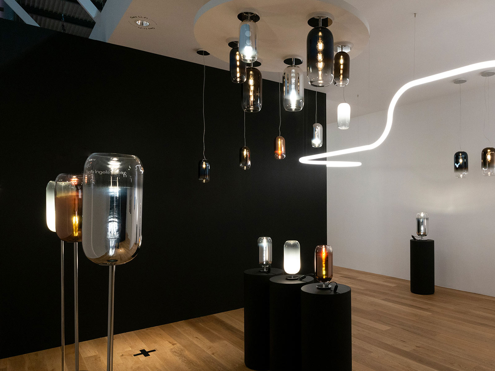 https://objectstorage.ap-seoul-1.oraclecloud.com/n/cnk6gaix2gpw/b/loqoqo-conv/o/artemide/gople-floor-lamp-black-structure/GopleCollection_1.jpg