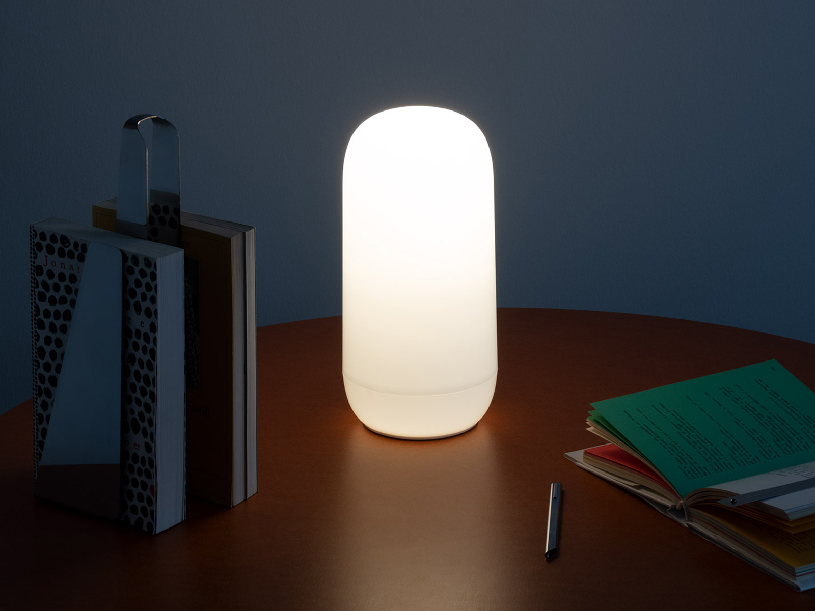 https://objectstorage.ap-seoul-1.oraclecloud.com/n/cnk6gaix2gpw/b/loqoqo-conv/o/artemide/gople-plug-table-lamp/gopleplug.jpg