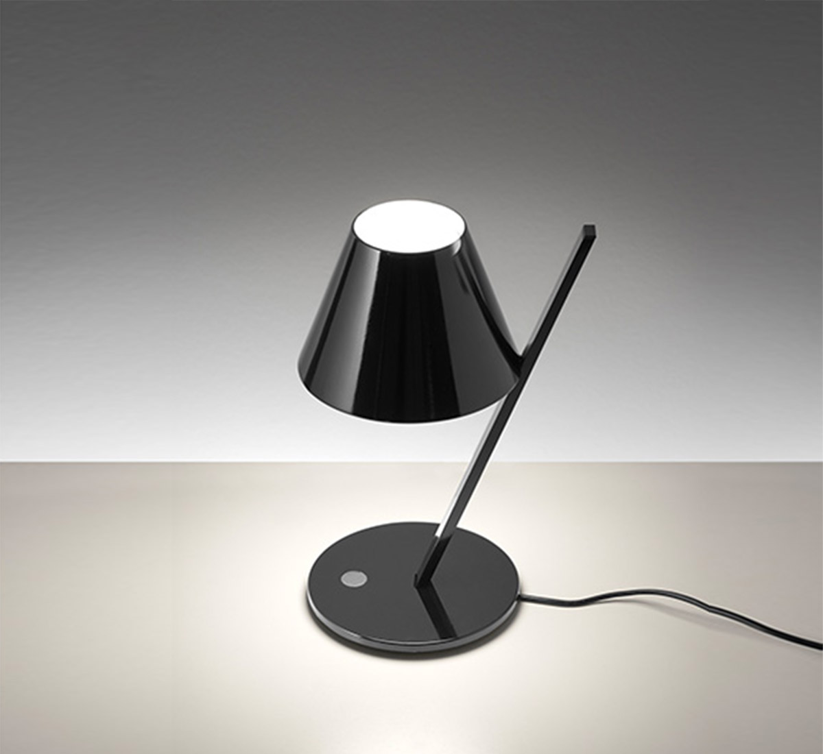 https://objectstorage.ap-seoul-1.oraclecloud.com/n/cnk6gaix2gpw/b/loqoqo-conv/o/artemide/la-petite-table-lamp/la-petite-slide_2.jpg