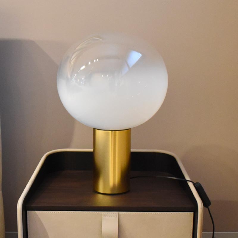 https://objectstorage.ap-seoul-1.oraclecloud.com/n/cnk6gaix2gpw/b/loqoqo-conv/o/artemide/laguna-brass-table-lamp/24263.jpg
