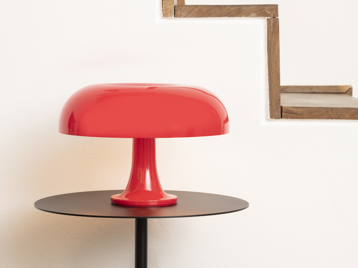 https://objectstorage.ap-seoul-1.oraclecloud.com/n/cnk6gaix2gpw/b/loqoqo-conv/o/artemide/nessino-red-table-lamp-special-edition/Nessinored4.jpg