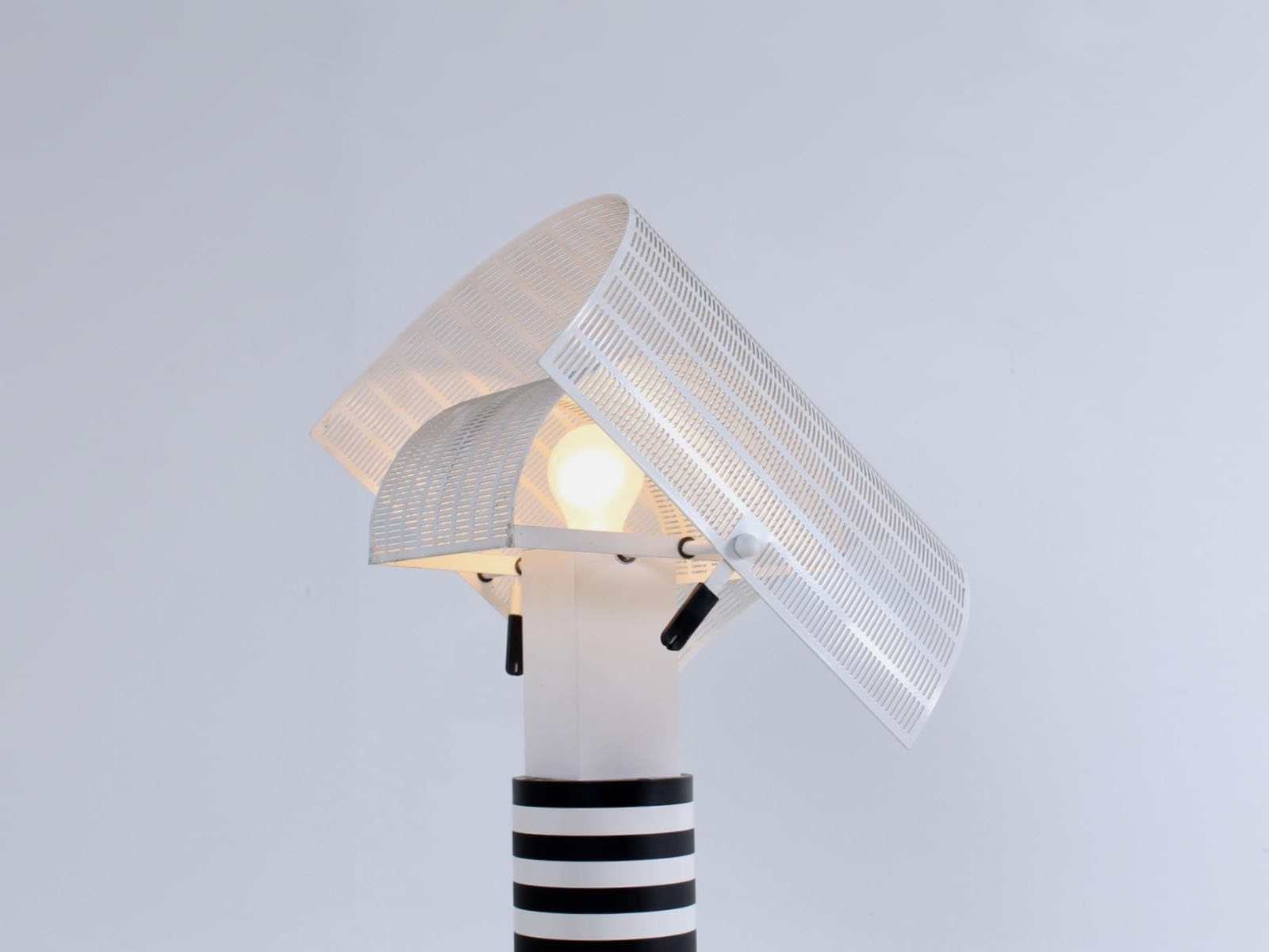 https://objectstorage.ap-seoul-1.oraclecloud.com/n/cnk6gaix2gpw/b/loqoqo-conv/o/artemide/shogun-table-lamp/shogun_table_lamp_artemide_mario_botta_0006_livello_19.jpg
