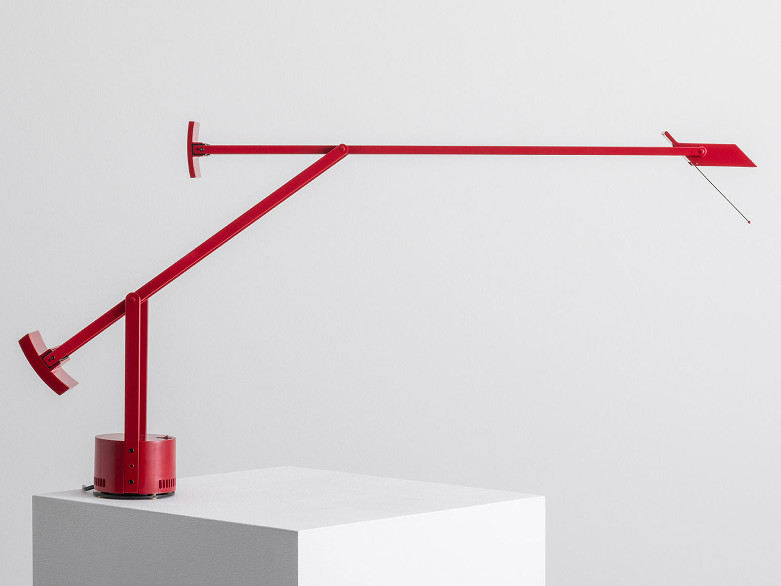 https://objectstorage.ap-seoul-1.oraclecloud.com/n/cnk6gaix2gpw/b/loqoqo-conv/o/artemide/tizio-table-lamp-red-special-edition/tiziotablelampartemidespecialedition1.jpg