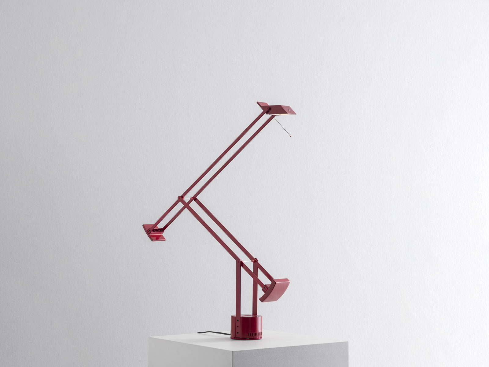 https://objectstorage.ap-seoul-1.oraclecloud.com/n/cnk6gaix2gpw/b/loqoqo-conv/o/artemide/tizio-table-lamp-red-special-edition/tiziotablelampredartemide1.jpg