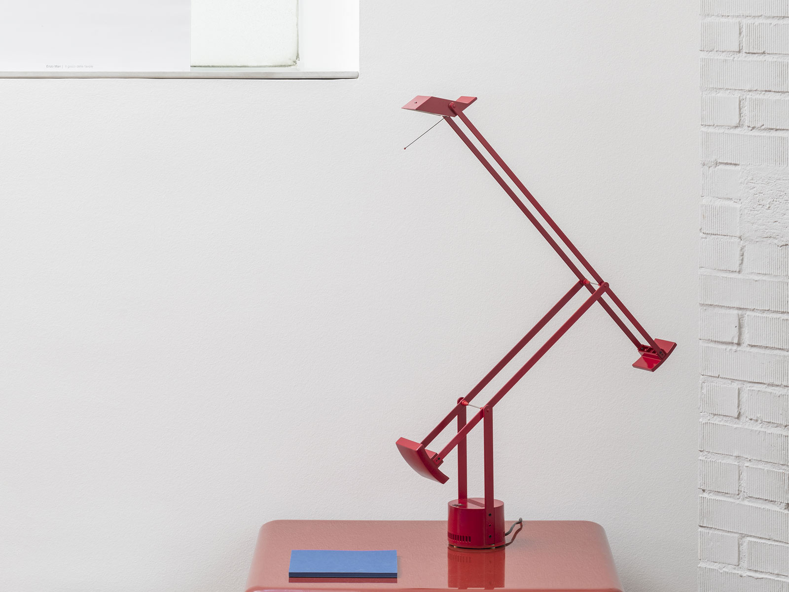 https://objectstorage.ap-seoul-1.oraclecloud.com/n/cnk6gaix2gpw/b/loqoqo-conv/o/artemide/tizio-table-lamp-red-special-edition/tiziotablelampredspecialeditionartemide1.jpg