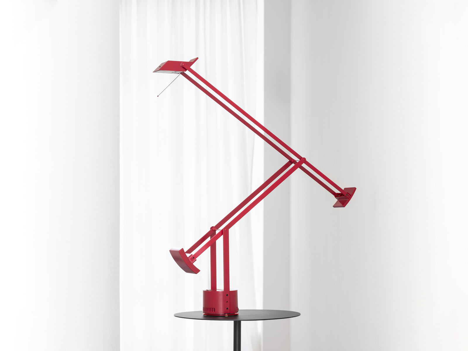 https://objectstorage.ap-seoul-1.oraclecloud.com/n/cnk6gaix2gpw/b/loqoqo-conv/o/artemide/tizio-table-lamp-red-special-edition/tiziotablespecialeditionartemidered.jpg