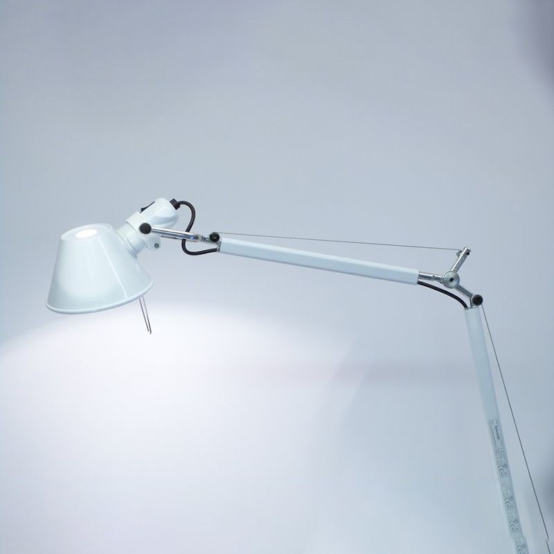 https://objectstorage.ap-seoul-1.oraclecloud.com/n/cnk6gaix2gpw/b/loqoqo-conv/o/artemide/tolomeo-e-27-white-table-lamp/114461.jpg