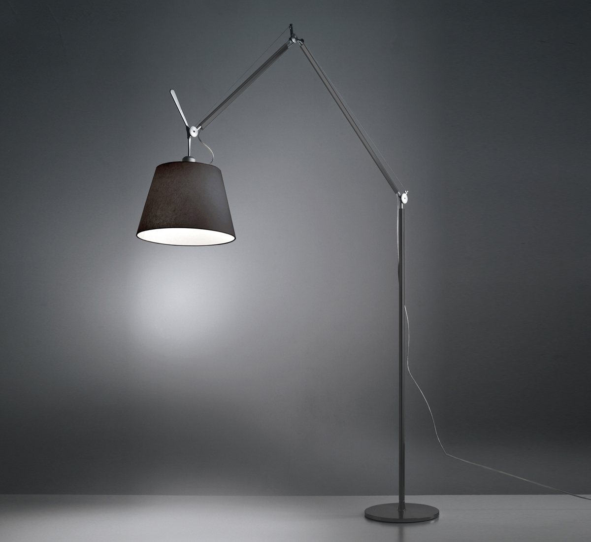 https://objectstorage.ap-seoul-1.oraclecloud.com/n/cnk6gaix2gpw/b/loqoqo-conv/o/artemide/tolomeo-mega-floor-lamp-black-fabric/tolomeo-mega-terra-nero-artemide.jpg
