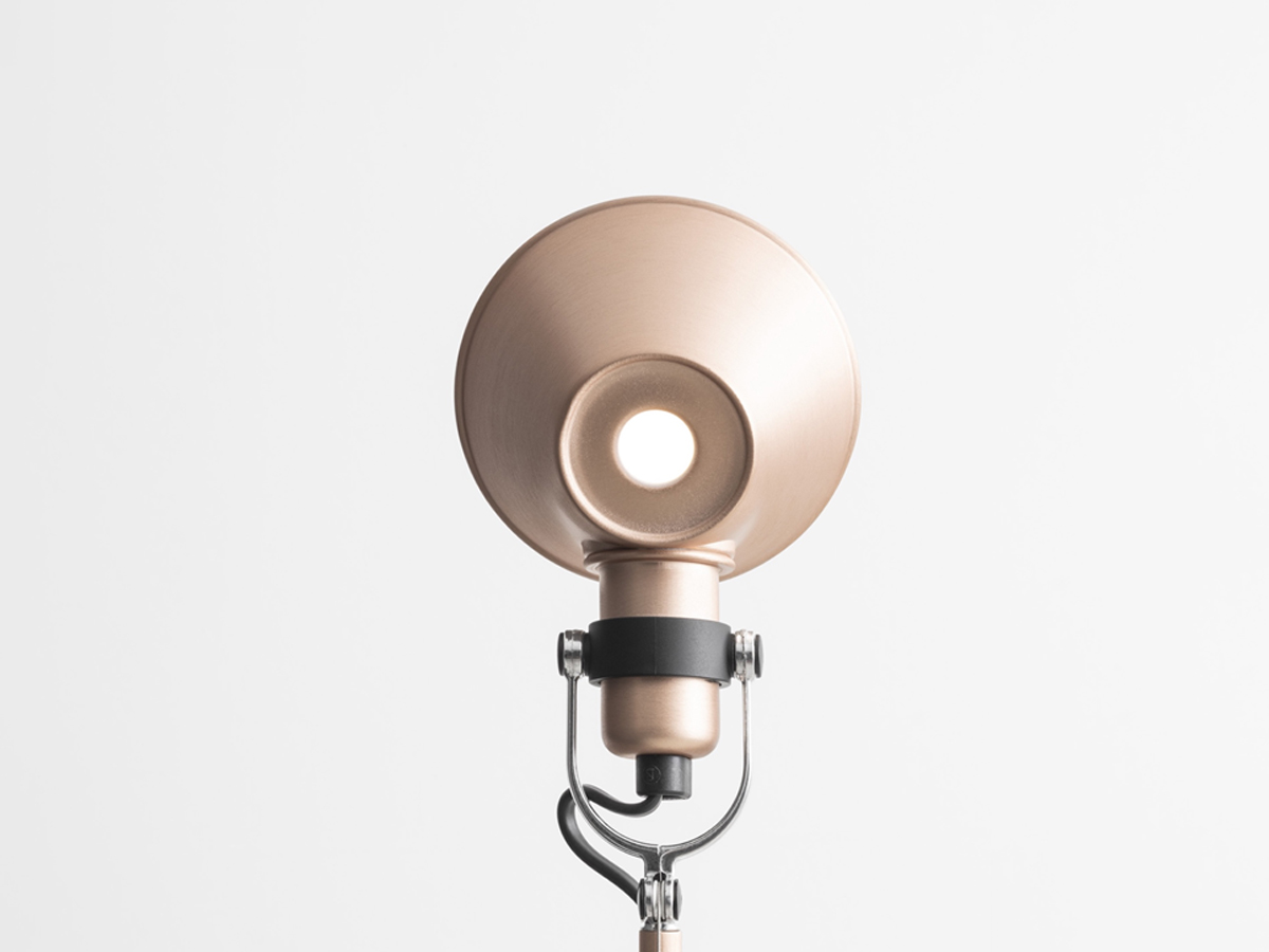https://objectstorage.ap-seoul-1.oraclecloud.com/n/cnk6gaix2gpw/b/loqoqo-conv/o/artemide/tolomeo-micro-table-lamp-copper-anodized/tolomeo-micro-artemide-4.jpg