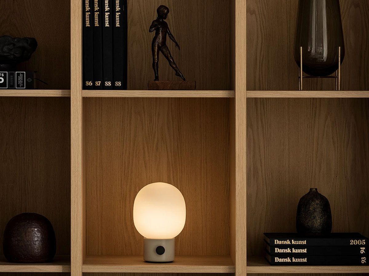 https://objectstorage.ap-seoul-1.oraclecloud.com/n/cnk6gaix2gpw/b/loqoqo-conv/o/audo-copenhagen/jwda-table-lamp-portable/lampadajwdatablelamp.jpg