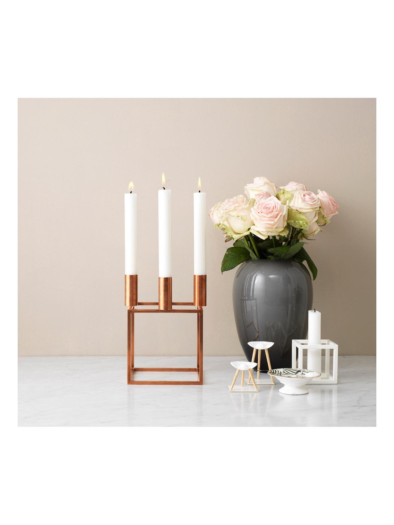 https://objectstorage.ap-seoul-1.oraclecloud.com/n/cnk6gaix2gpw/b/loqoqo-conv/o/audo-copenhagen/kubus-4-candleholder-white/kubus-4-candelabro-ambient-3-by-lassen_4.jpg