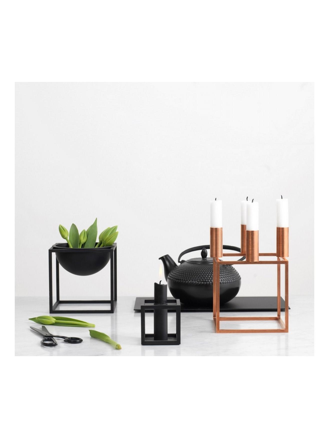 https://objectstorage.ap-seoul-1.oraclecloud.com/n/cnk6gaix2gpw/b/loqoqo-conv/o/audo-copenhagen/kubus-4-candleholder-white/kubus-4-candelabro-ambient-6-by-lassen_4.jpg