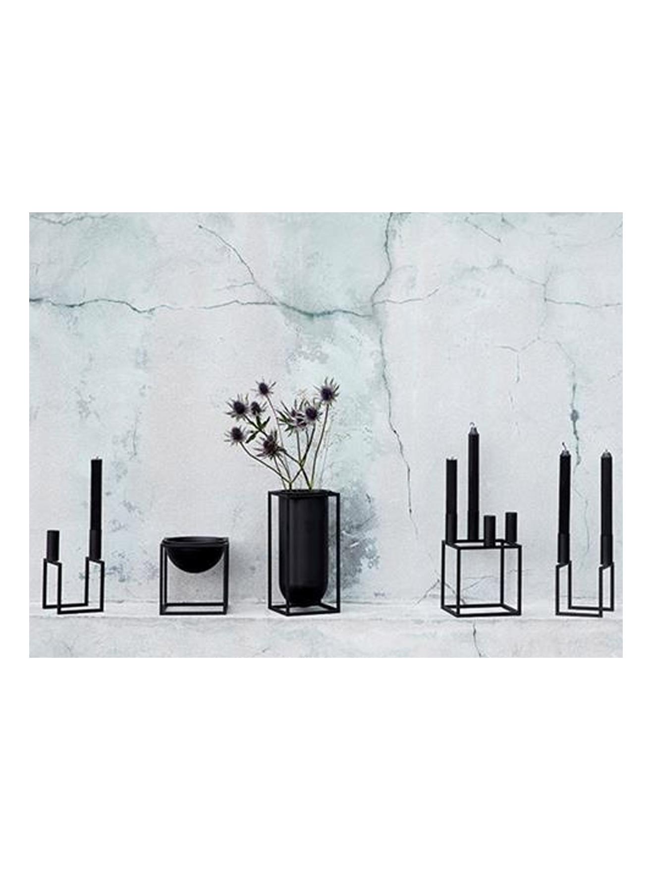 https://objectstorage.ap-seoul-1.oraclecloud.com/n/cnk6gaix2gpw/b/loqoqo-conv/o/audo-copenhagen/kubus-vase-lolo/kubus-vase-lolo-black-by-lassen-contesto.jpg