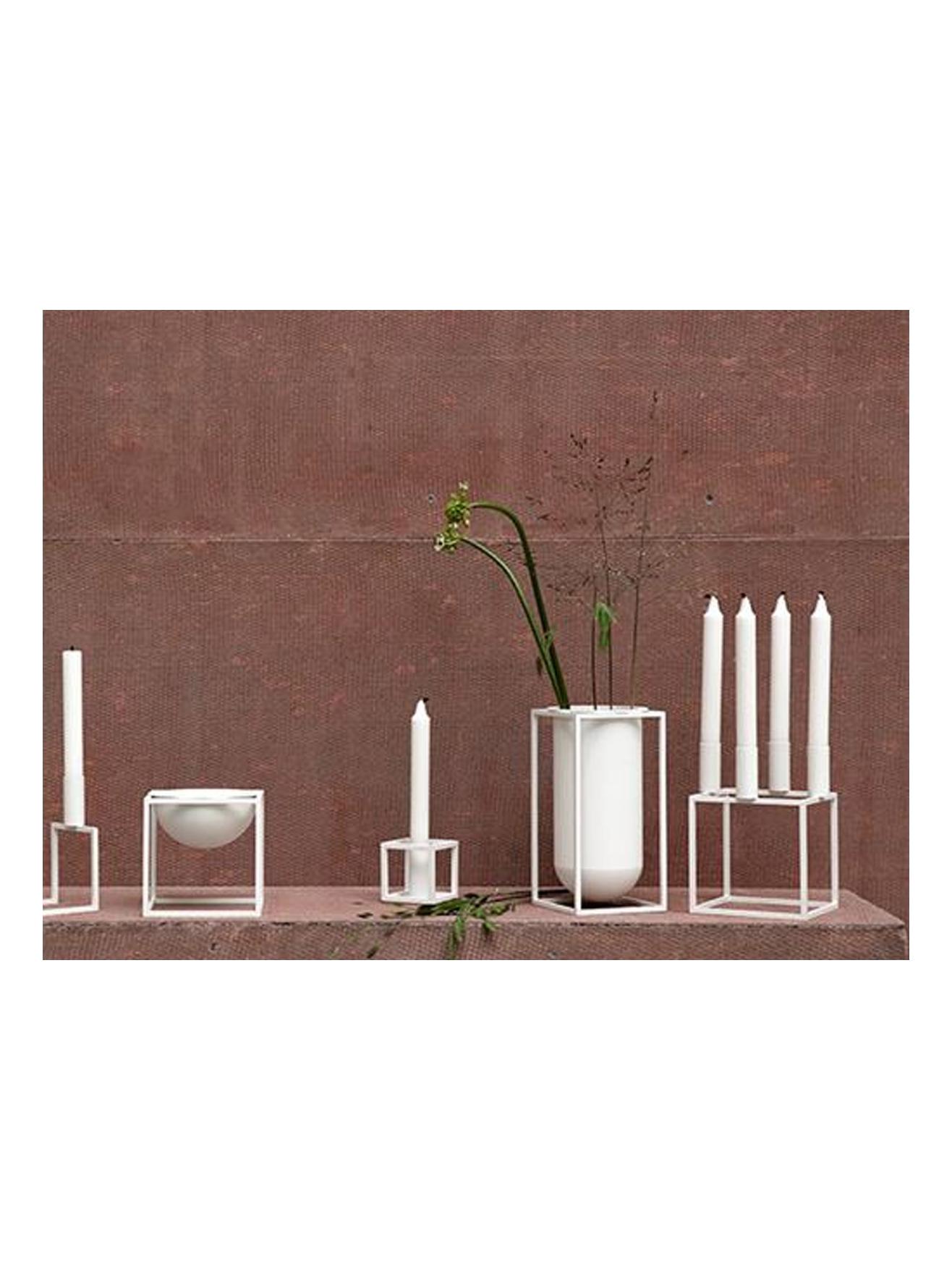 https://objectstorage.ap-seoul-1.oraclecloud.com/n/cnk6gaix2gpw/b/loqoqo-conv/o/audo-copenhagen/kubus-vase-lolo/kubus-vase-lolo-white-by-lassen-contesto.jpg