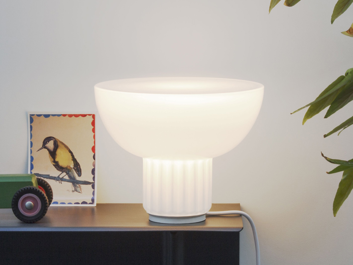 https://objectstorage.ap-seoul-1.oraclecloud.com/n/cnk6gaix2gpw/b/loqoqo-conv/o/audo-copenhagen/the-standard-table-lamp/the-standard-audo-copenhagen-2.jpg