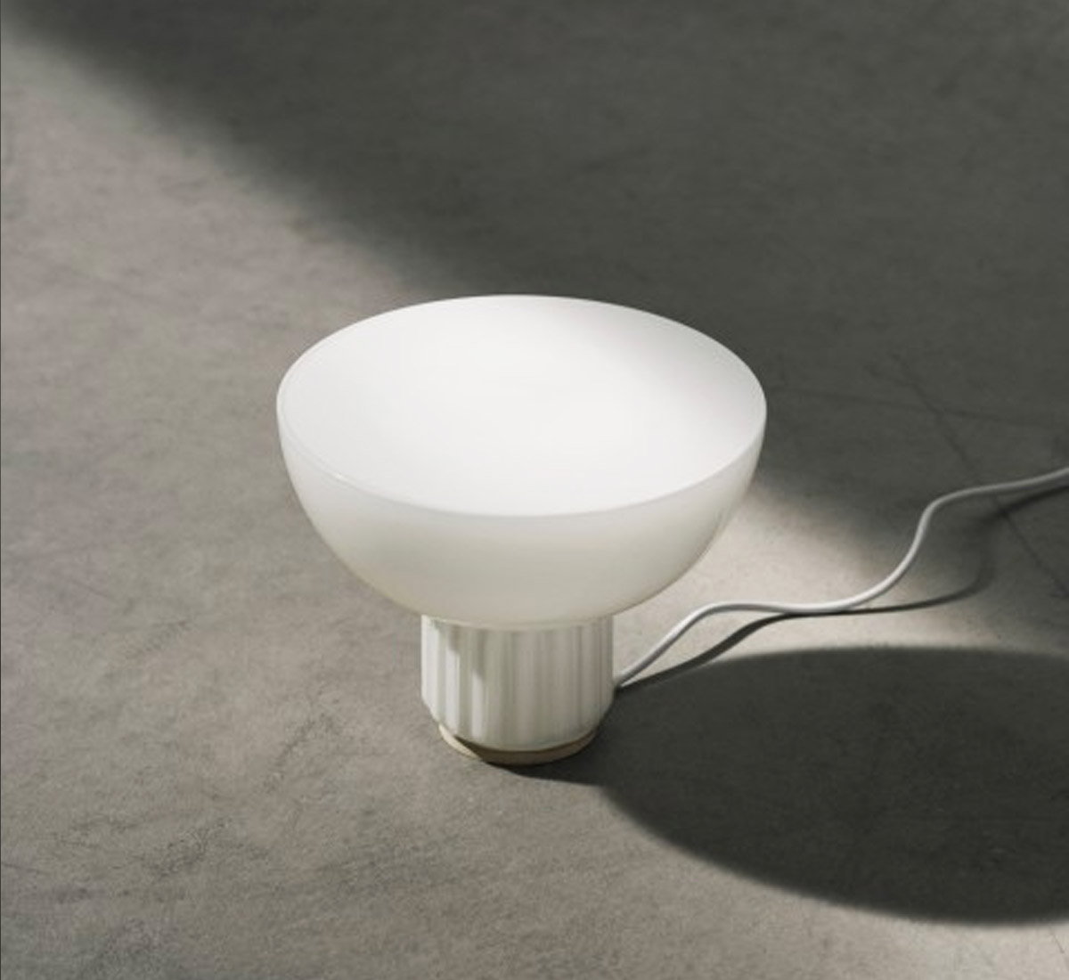 https://objectstorage.ap-seoul-1.oraclecloud.com/n/cnk6gaix2gpw/b/loqoqo-conv/o/audo-copenhagen/the-standard-table-lamp/the-standard-table.jpg