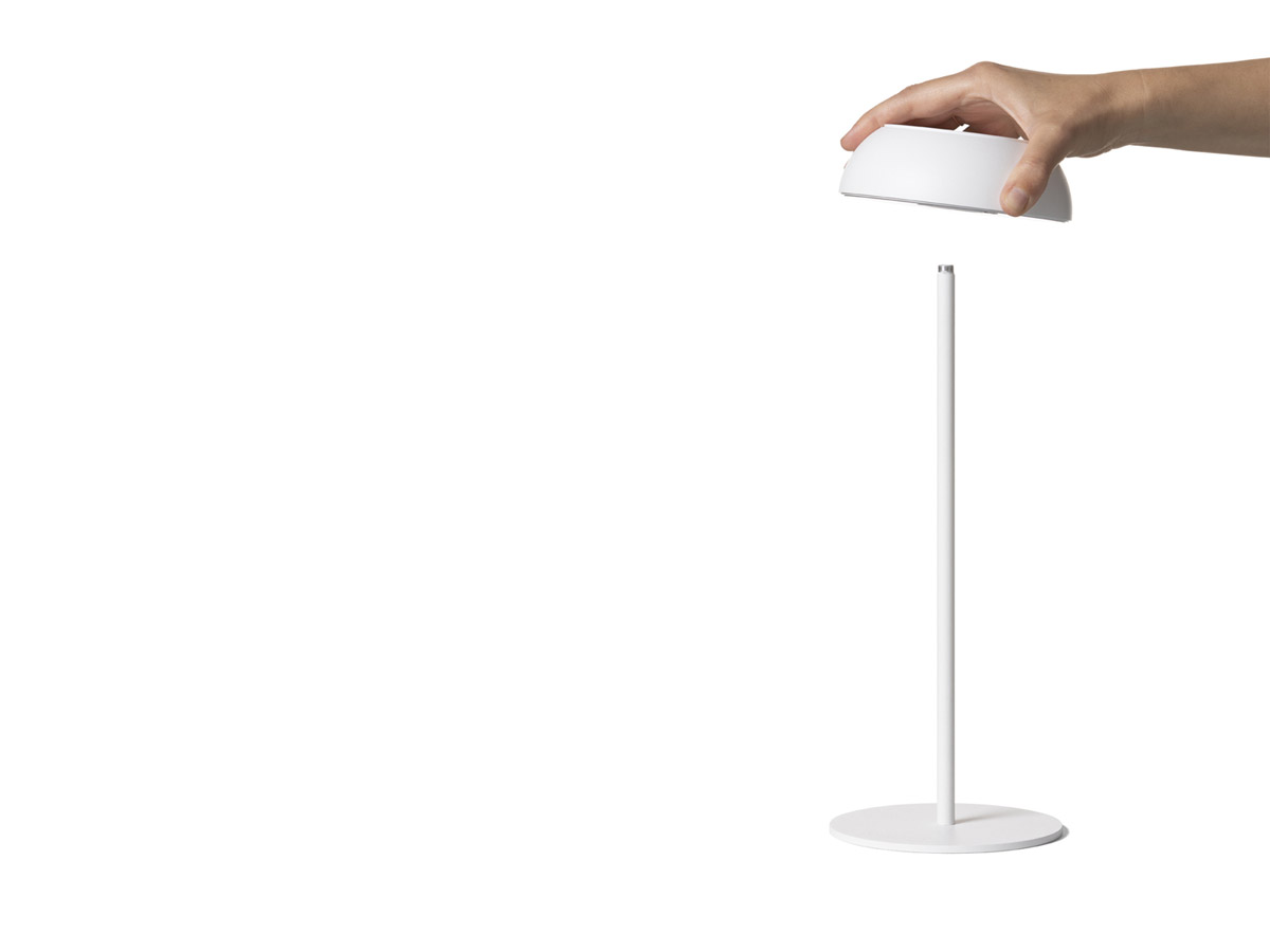 https://objectstorage.ap-seoul-1.oraclecloud.com/n/cnk6gaix2gpw/b/loqoqo-conv/o/axolight/float-rechargeable-table-lamp/white-float.jpg