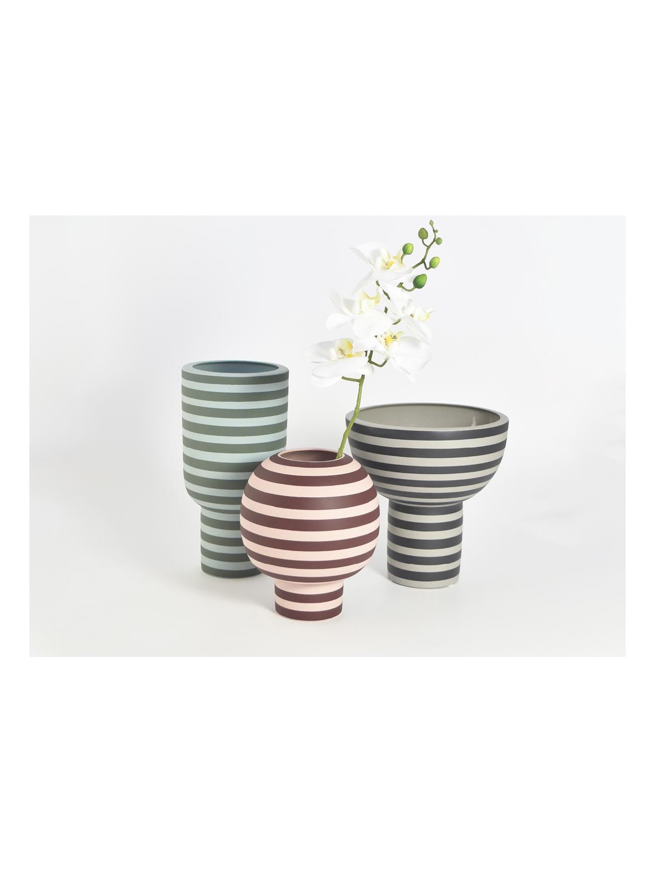 https://objectstorage.ap-seoul-1.oraclecloud.com/n/cnk6gaix2gpw/b/loqoqo-conv/o/aytm/varia-sculptural-vase-ash-black/varia-sculptural-vase-aytm-collection.jpg