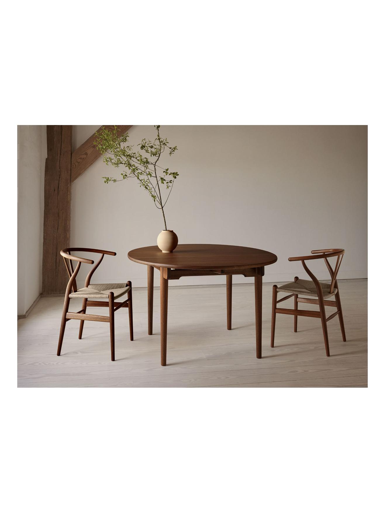 https://objectstorage.ap-seoul-1.oraclecloud.com/n/cnk6gaix2gpw/b/loqoqo-conv/o/carl-hansen-and-son/ch-24-mahogany-oil-wishbone-chair/ch24-mogano-olio-carl-hansen-e-sons.jpg