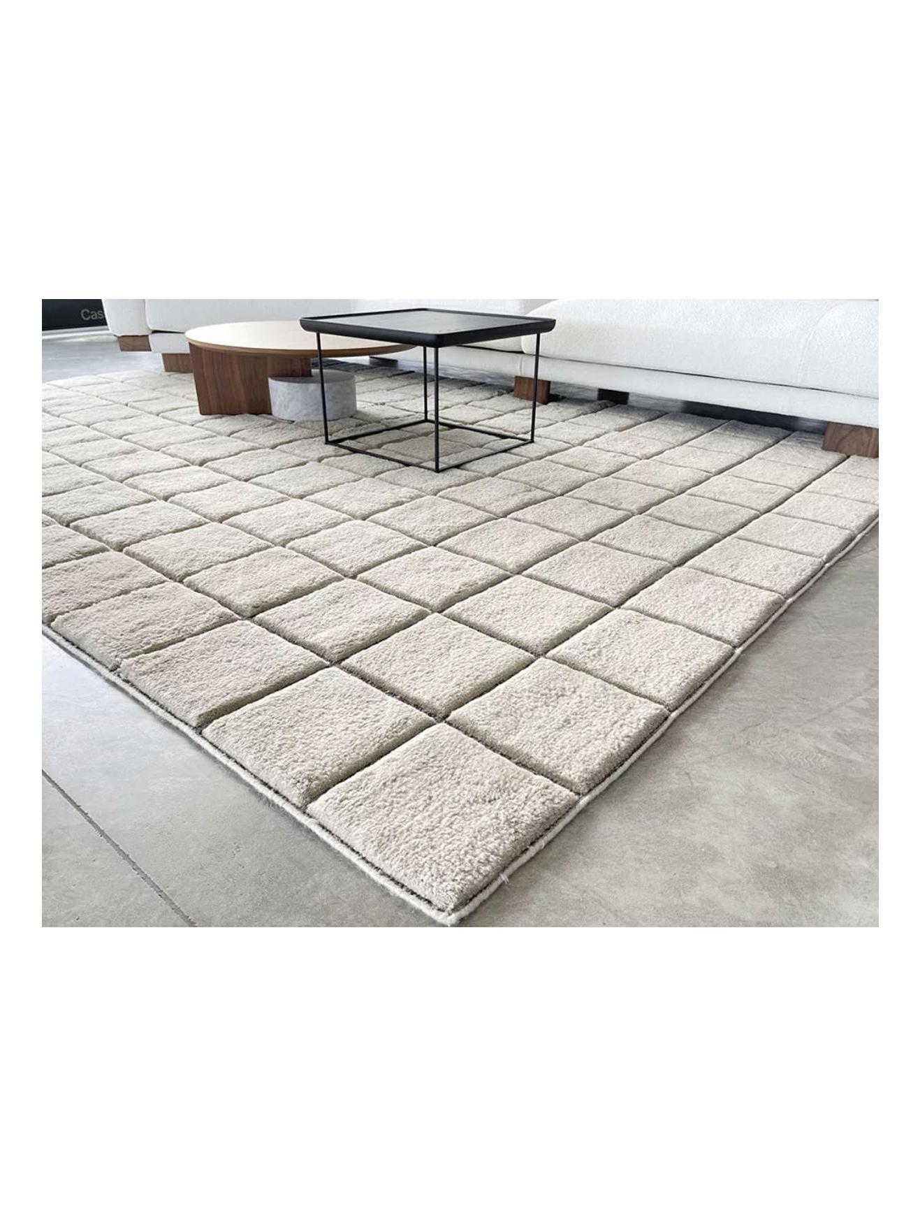 https://objectstorage.ap-seoul-1.oraclecloud.com/n/cnk6gaix2gpw/b/loqoqo-conv/o/cassina/084-sahara-grid-rug-200-x-300-cm-ice-gray/084-sahara-grid-grigio-ghiaccio-cassina-2.jpg