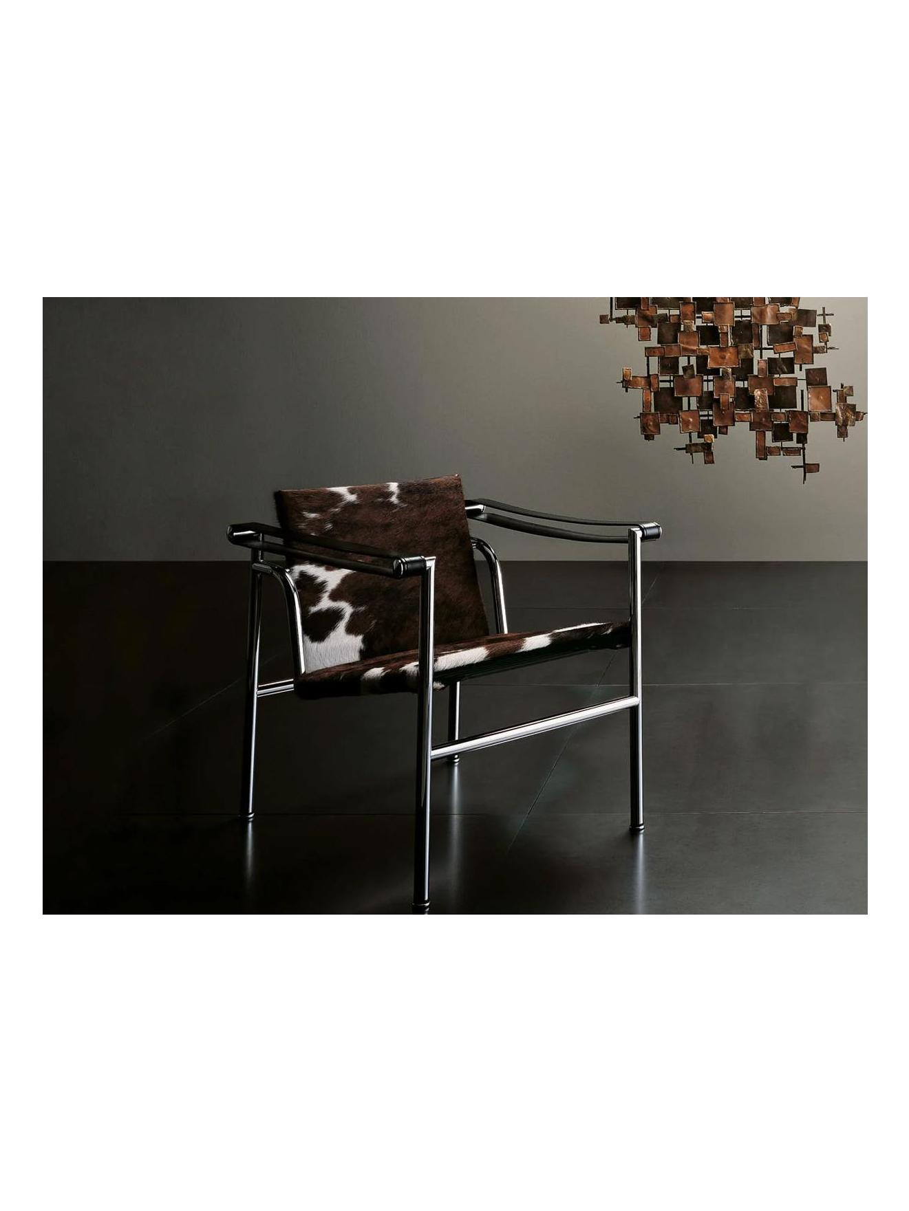 https://objectstorage.ap-seoul-1.oraclecloud.com/n/cnk6gaix2gpw/b/loqoqo-conv/o/cassina/1-fauteuil-dossier-basculant-armchair-chrome-pezzato-normanno-leather-pony-skin-black-leather-armrests/lc1-armchair-2-pelo-pezzato-normanno-cassina.jpg