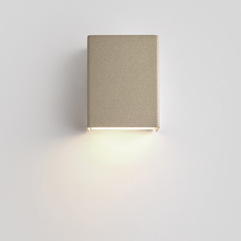 https://objectstorage.ap-seoul-1.oraclecloud.com/n/cnk6gaix2gpw/b/loqoqo-conv/o/cattaneo-lampadari/cattaneo-cubick-2-x-4-5-w-biemission-led-wall-lamp/83480.jpg