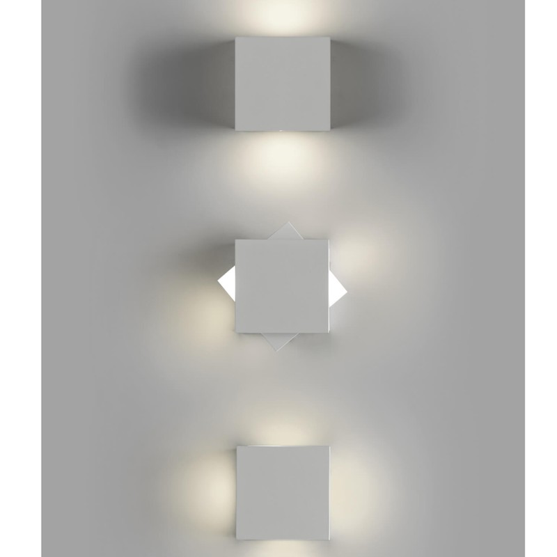 https://objectstorage.ap-seoul-1.oraclecloud.com/n/cnk6gaix2gpw/b/loqoqo-conv/o/cattaneo-lampadari/cattaneo-quadretto-led-applique-swivel-cube-wall-lamp/83200.jpg